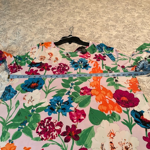 Ladies Beautiful top. - Picture 7 of 7